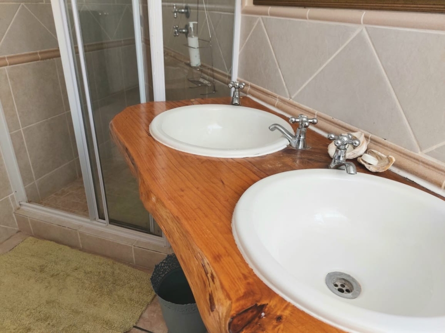 6 Bedroom Property for Sale in Cola Beach Western Cape